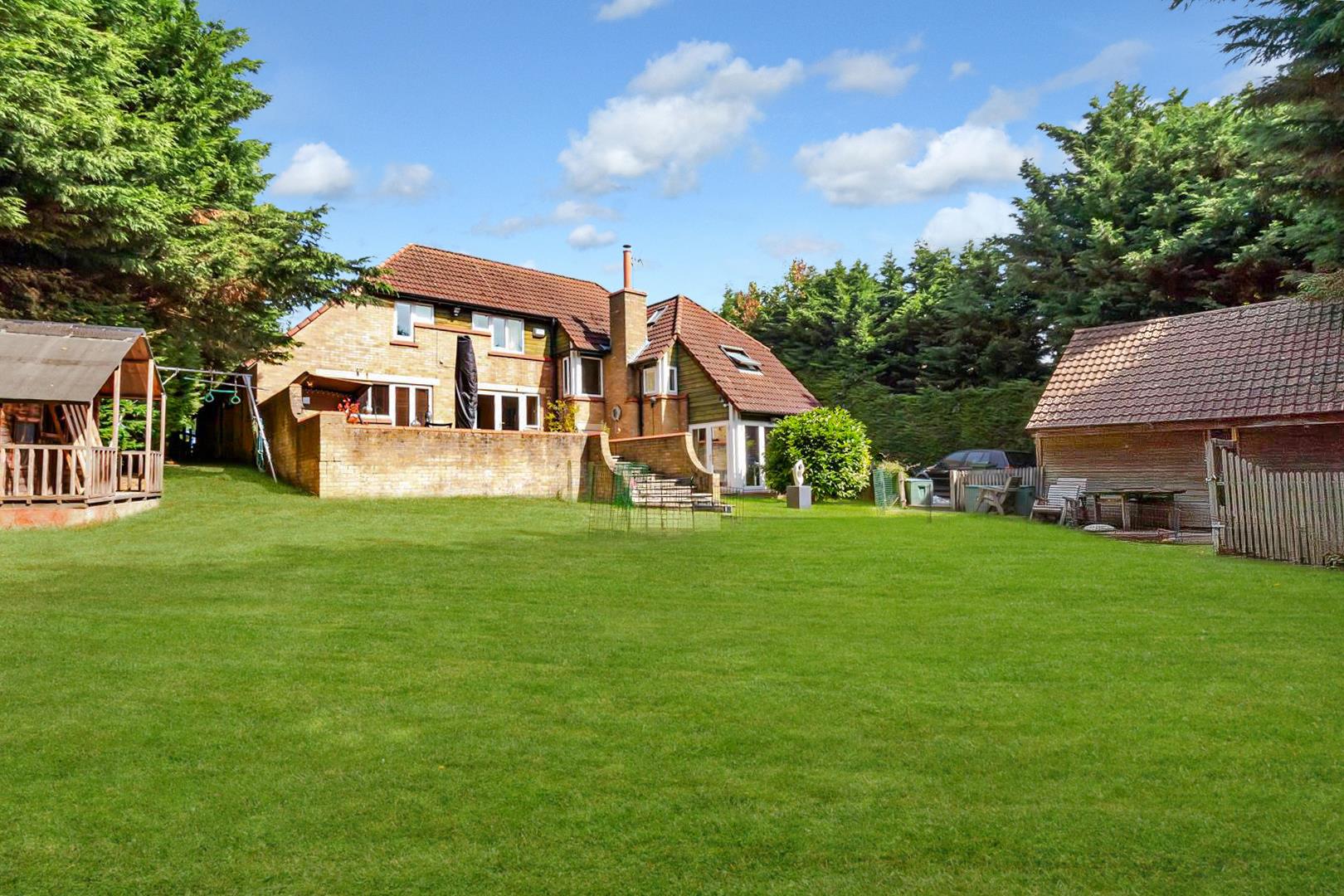 6 bed property in Warmington Gardens, Milton Keynes